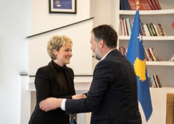 Kryetarja e Preshevës, Ardita Sinani, takohet në Prishtinë me ministrin Hajrulla Çeku – në fokus projektet për kulturën dhe rininë në Luginën e Preshevës