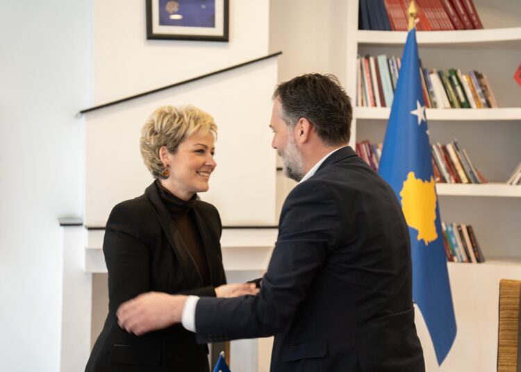 Kryetarja e Preshevës, Ardita Sinani, takohet në Prishtinë me ministrin Hajrulla Çeku – në fokus projektet për kulturën dhe rininë në Luginën e Preshevës