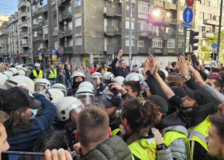 RTS nën bllokadë studentore, policia serbe ndërhyn me forcë