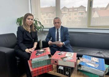 Deputeti Shaip Kamberi dorëzon materiale për krimet ndaj shqiptarëve të Luginës në Institutin për Krime Lufte në Prishtinë