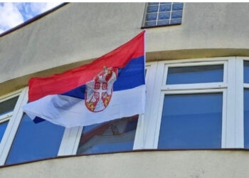 Persona të paidentifikuar vendosin flamurin serb në shkollën shqipe të Zhunicës – Ragmi Mustafa: “Ngacmim politik dhe provokim ndaj shqiptarëve”