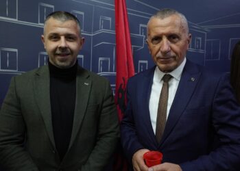 Deputeti Kamberi dhe kryetari Rexhepi nesër udhëtojnë për Berlin – në fokus diskriminimi i shqiptarëve në Luginë