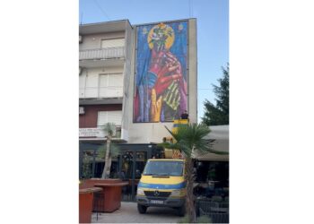 Largohet fotografia e Ragmi Mustafit, Zyra për të rinj vendos bilbord të ri me mbështetjen e policisë serbe (VIDEO)