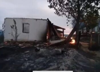 FOTO/Zjarr në Medvegjë, disa shtëpi të familjes Arifi në Dukat përfshihen nga flakët