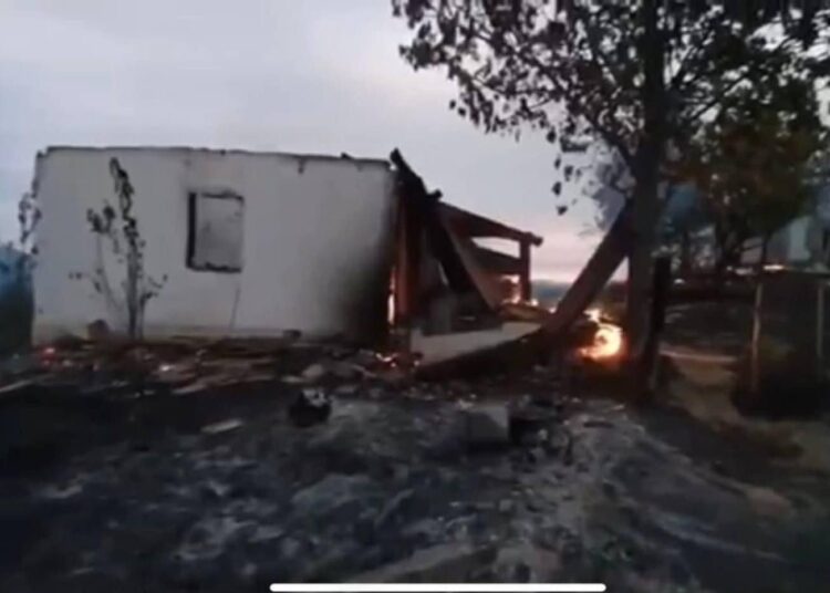 FOTO/Zjarr në Medvegjë, disa shtëpi të familjes Arifi në Dukat përfshihen nga flakët