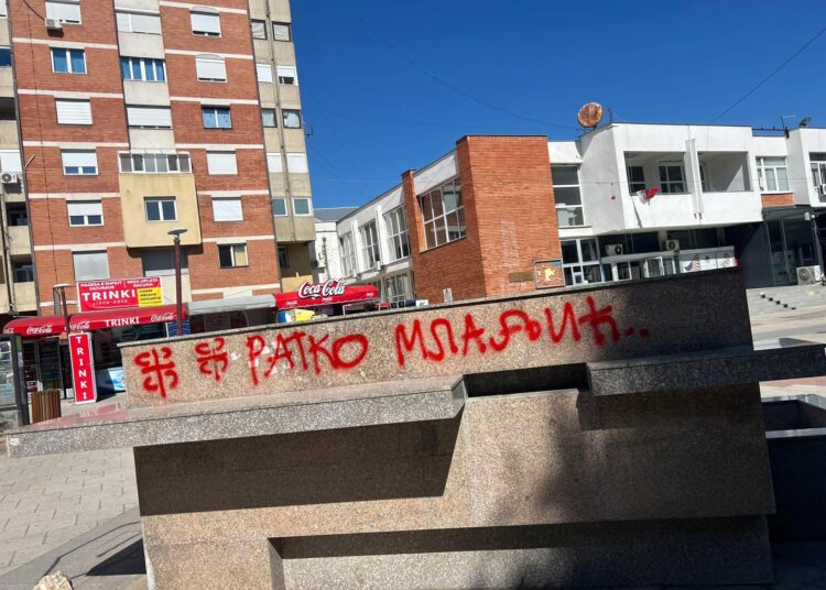 Emri i Ratko Mladiçit i shkruar në sheshin e Bujanocit ngjall reagime të forta