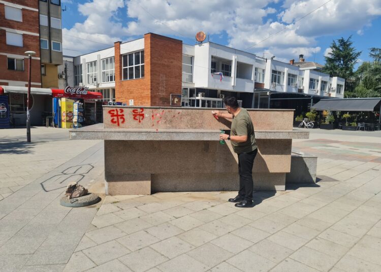 “Raga” i PVD-së largon emrin e Ratko Mladicit nga sheshi i Bujanocit (FOTO)