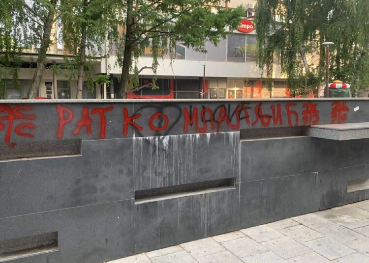 Emri i Ratko Mladic rikthehet në sheshin e Bujanocit (FOTO)