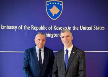 Deputeti Kamberi, pas pjesëmarrjes në Lutjet e mëngjesit, pritet në takim nga ambasadori i Kosovës në Uashington, Ilir Dugolli (FOTO)