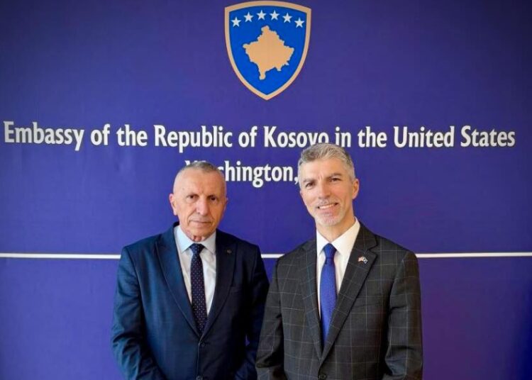 Deputeti Kamberi, pas pjesëmarrjes në Lutjet e mëngjesit, pritet në takim nga ambasadori i Kosovës në Uashington, Ilir Dugolli (FOTO)